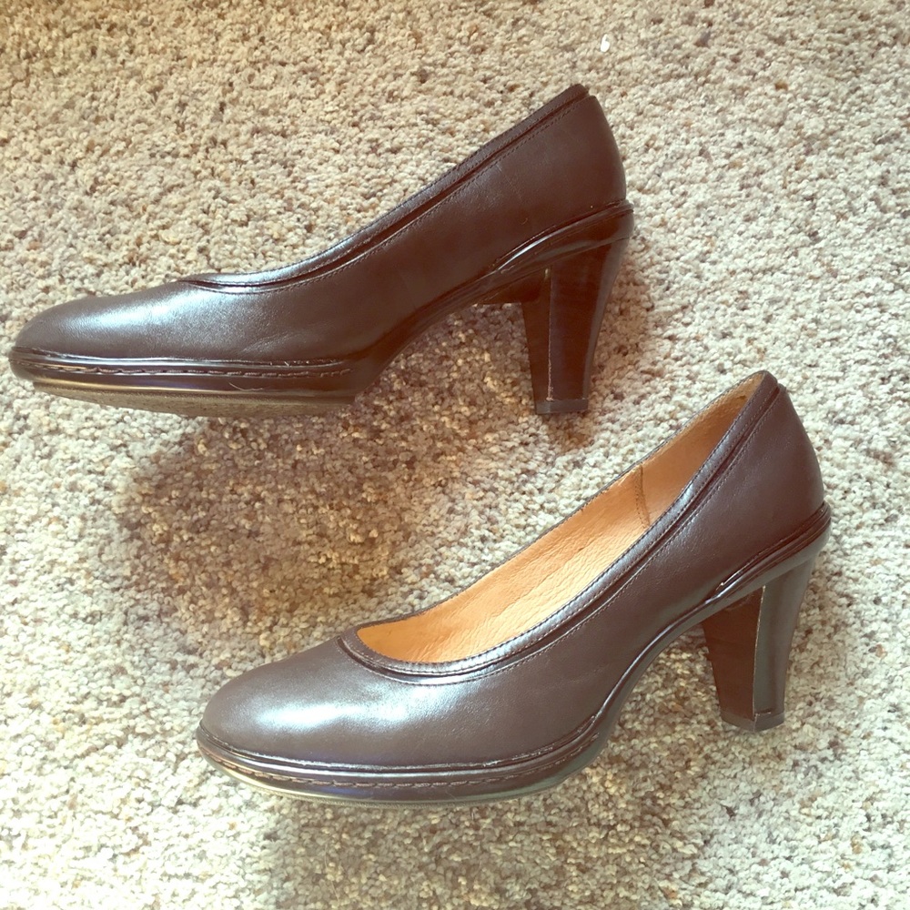 Sofft brown heels with patent detail